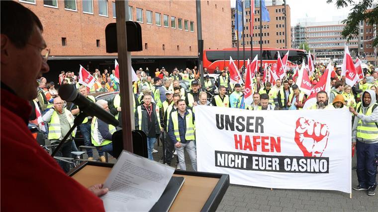 Auch dritte Tarifrunde bei den Seehäfen ergebnislos Vor Beginn einer Demonstration stehen streikende Hafenarbeiter bei einer Kundgebung zusammen.