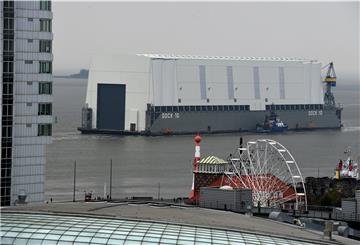 Vor Bremerhaven half ein weiterer Schlepper beim Transport des Schwimmdocks.