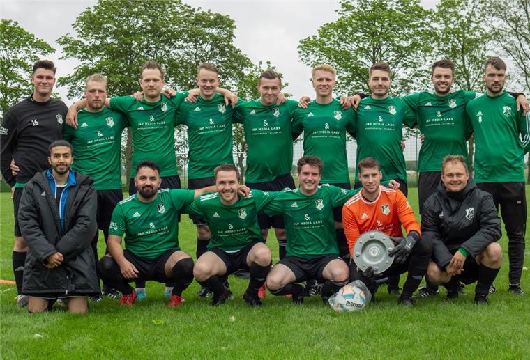SV Phiesewarden scheidet im Halbfinale gegen Mitaufsteiger aus Vor dem Anpfiff wurde der SV Phiesewarden vom Spielausschuss des Fußballkreises Jade-Weser-Hunte für den Gewinn der Meisterschaft in der 1. Kreisklasse geehrt.