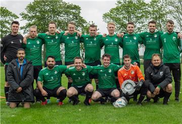 Vor dem Anpfiff wurde der SV Phiesewarden vom Spielausschuss des Fußballkreises Jade-Weser-Hunte für den Gewinn der Meisterschaft in der 1. Kreisklasse geehrt.