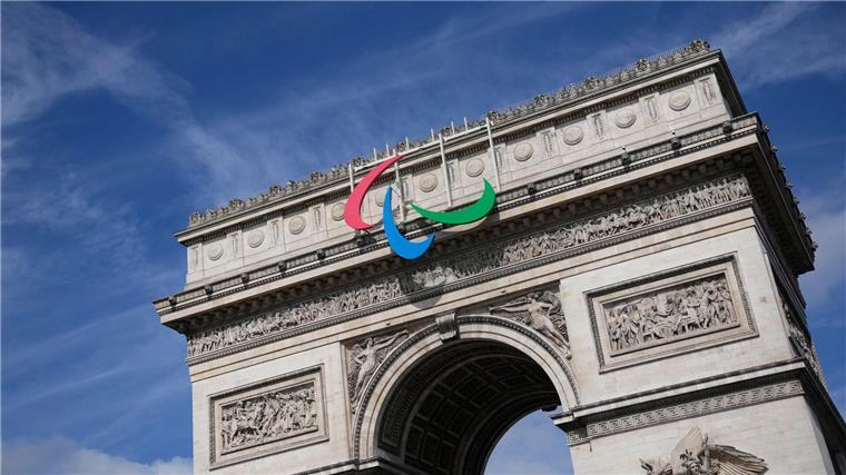 Kribbeln und Vorfreude auf das nächste Highlight in Paris Vor dem Arc de Triomphe werden die Paralympics eröffnet.