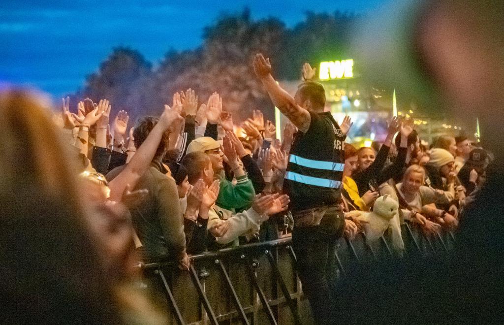 Vor dem Auftritt der Band Kraftklub um Sänger Felix Kummer auf der Firestage des...