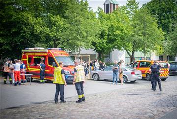 Vor dem Bremerhavener Lloyd-Gymnasium standen am Donnerstag, 19. Mai, Notfallseelsorger für Schüler, Lehrkräfte und Eltern bereit. Doch wie geht es für die Kinder und Jugendlichen in den kommenden Tagen weiter?