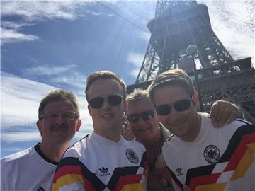 Vor dem Finale ging‘s auf den Eiffelturm. Walter Fricke (von links), Andre Fricke, Jürgen Korte und Bastian Korte wurden von den französischen Fans herzlich empfangen.