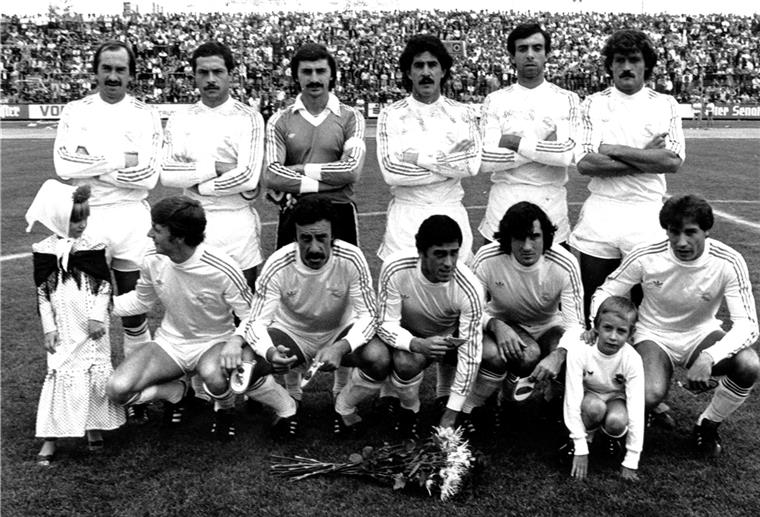 Real Madrid vor 40 Jahren zu Gast in Bremerhaven Vor dem Freundschaftsspiel im Nordseestadion gegen SFL Bremerhaven stellten sich die Stars von Real Madrid zum Mannschaftsfoto auf. Oben links ist Uli Stielike zu sehen.