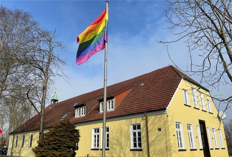 Wesermarsch: Politiker nennt Regenbogenfahne „kulturelle Schande“ Vor dem Gästehaus der katholischen Kirche in Burhave weht die Regenbogenflagge.