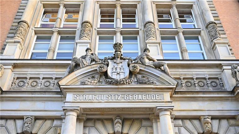 Cannabis-Handel und Körperverletzung - Prozessbeginn Vor dem Hamburger Landgericht hat ein Prozess gegen vier Männer begonnen, unter anderem wegen gefährlicher Körperverletzung und Handels mit Cannabis. (Archivfoto)