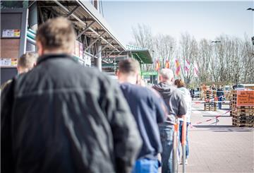 Vor dem Hornbach am Bomsiel hat sich am letzten Märzwochenende eine lange Schlange gebildet.