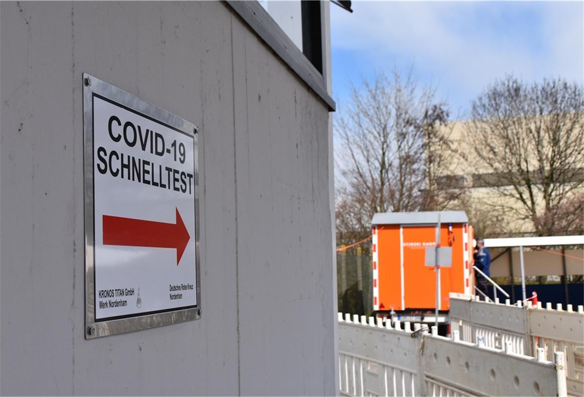 Vor dem Kronos-Titan-Werk in Blexen hat das Deutsche Rote Kreuz (DRK) einen Bauwagen und ein Zelt aufgebaut. Das DRK wurde von dem Chemiekonzern beauftragt, Schnelltests an Mitarbeitern und Externen durchzuführen.