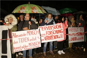 Vor dem Labor der Firma LPT werden bei einer Mahnwache von mehreren hundert Teilnehmern u.a. Schilder gehalten. Tierschützer prangern an, dass in einem Labor der Firma LPT im niedersächsischen Mienenbüttel Hunde und Affen bei Versuchen gesetzeswidrig misshandelt werden.