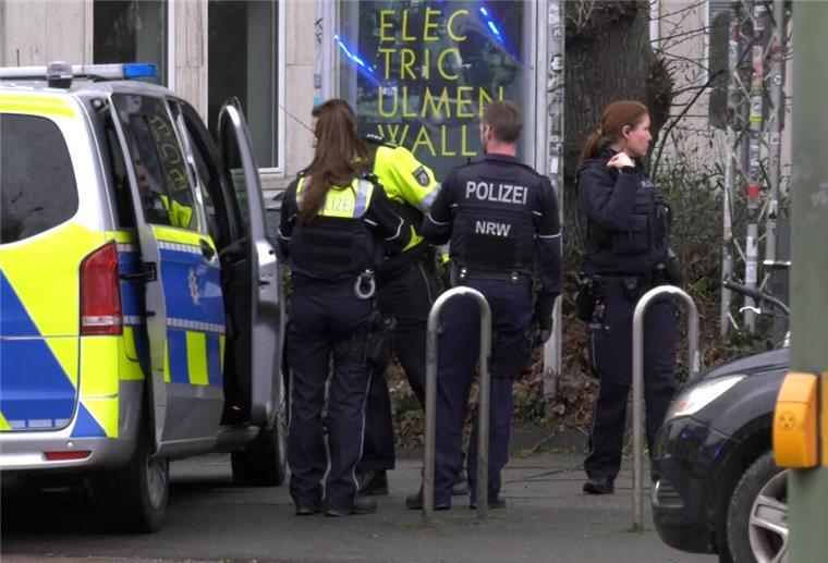 Plötzlich fallen Schüsse! Angriff nach Gerichtsverhandlung löst Großeinsatz aus Polizisten und Retungskräfte sind im Einsatz.