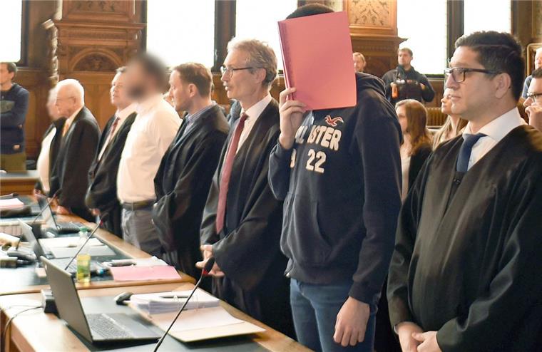 Vor dem Landgericht Bremen begann der Betrugsprozess gegen vier Männer. Sie sollen sich als Polizisten ausgegeben und so ältere Menschen betrogen haben.
