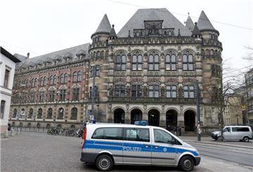 Ein Fahrzeug der Polizei steht vor dem Landgericht Bremen.