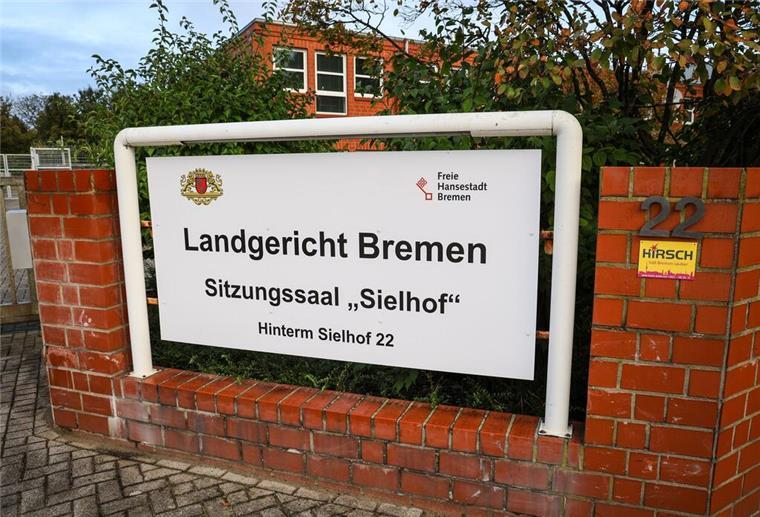 Ein Schild steht vor einem externen Sitzungssaal des Landgerichts Bremen.