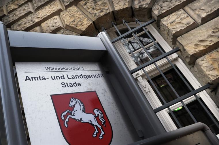 Urteil im "Mietwagenprozess": Cuxhavener muss hinter Gitter Vor dem Landgericht in Stade wurde am Donnerstag das Urteil im „Mietwagenprozess“ gesprochen. Ein 44-jähriger Cuxhavener soll für mehr als vier Jahre hinter Gitter.