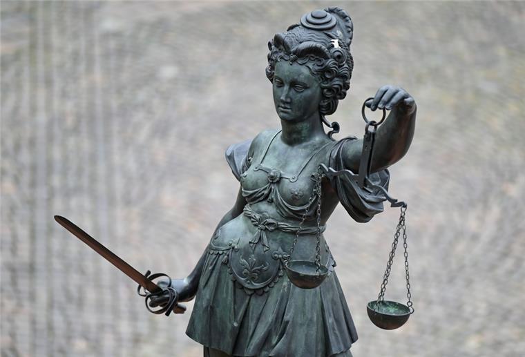 Fischerhuder Mordprozess: Ex-Bewohnerin spricht von großen Dramen Eine Figur hält ein Schwert und eine Waage.