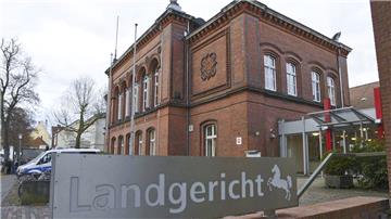 Vor dem Landgericht Verden müssen sich seit gestern drei Männer verantworten. Sie sollen zwei Mitarbeiter eines Einkaufsmarkts überfallen und 16 200 Euro geraubt haben. Einer von ihnen ist geständig.