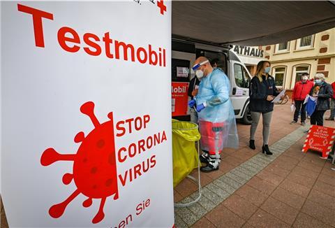 Vor dem Rathaus in Beers wurde am Donnerstag auf Corona getestet.