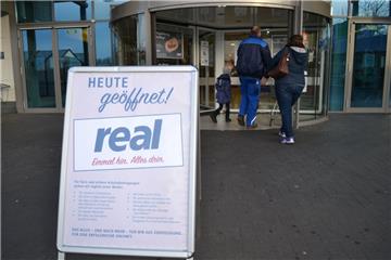 Vor dem Real in Spaden wirbt die Geschäftsleitung für ihre Haltung.