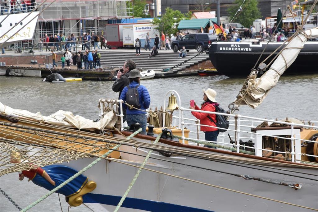 Vor dem Schiff, auf dem Schiff und auch hinter dem Schiff: Die Besucher ließen s...
