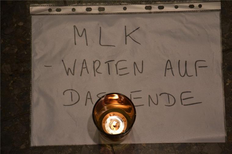 Erneute Diskussion um das Zevener Martin-Luther-Krankenhaus Vor dem Sitzungssaal des Kreishauses in Rotenburg lag gestern ein Zettel mit der Aufschrift „MLK – warten auf das Ende“. Daneben stand ein Grablicht. Das Siechtum des Zevener Martin-Luther-Krankenhauses fand gestern kein Ende. Möglicherweise wird das Aus im März beschlossen.