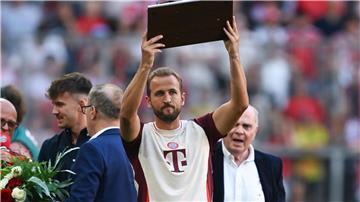 Vor dem Spiel gegen Freiburg bekommt Bayern-Stürmer Harry Kane die Torjäger-Kanone für die vergangenen Bundesliga-Saison.