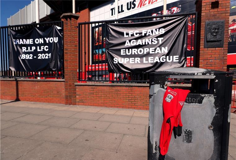 Amateurfußballer haben kein Verständnis für Super-Liga Vor dem Stadion ist ein Liverpool-Trikot in einen Mülleimer geworfen und Protestbanner an einen Zaun gehangen worden. Der FC Liverpool gehört zu einer Gruppe von sechs englischen Vereinen, die sich zu der Gründung einer Super League bekannt haben.
