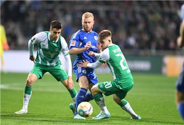  Hier kämpfen Werders Romano Schmid (rechts) und Ilia Gruev (links) gegen Schalkes Florent Mollet um den Ball.  
