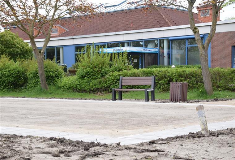 Boule-Anlage entsteht vor Freizeitbad Störtebeker Vor dem Störtebeker-Bad in Nordenham entsteht eine Boule-Bahn.