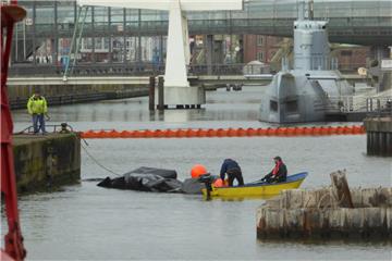Vor dem Verholen der „Seuten Deern“ konnte man jetzt auch beobachten, wie von einem Boot aus Folien ins Wasser gelassen wurden. Sie sollen das Einsickern von Schadstoffen verhindern.