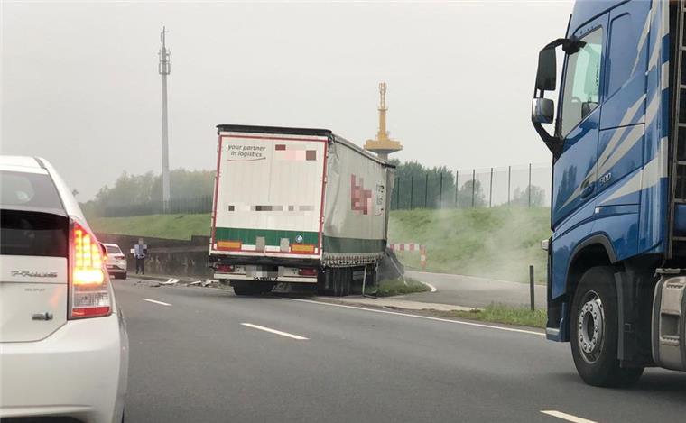 Vor dem Wesertunnel: Laster kracht gegen Mauer Vor dem Wesertunnel ist ein Lkw gegen das Tunnelportal gekracht.