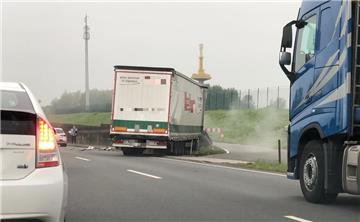 Vor dem Wesertunnel ist ein Lkw gegen das Tunnelportal gekracht.