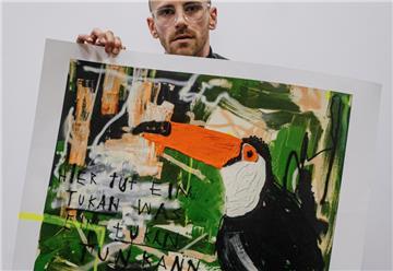 Vor dem Wirbel um ihm verkauft, jetzt ausgeliefert: Fynn Kliemann gelang es, 3729 signierte Kunstdrucke seines Gemäldes "Tukan" für 298 Euro je Exemplar zu verkaufen.