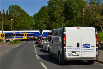 Vor den geschlossenen Bahnschranken in Loxstedt bilden sich regelmäßig lange Autoschlangen.