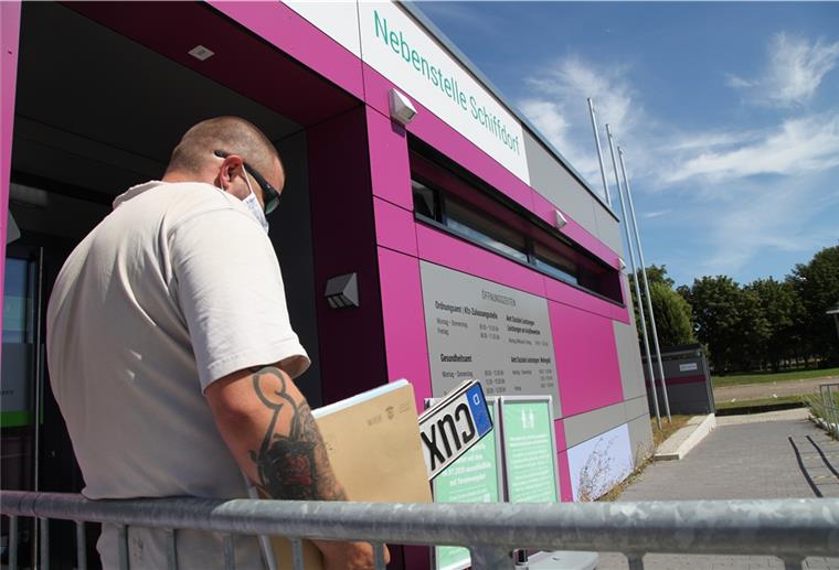 Vor den KFZ-Zulassungsstellen bilden sich zwar keine Schlangen mehr, seit die Termine online vergeben werden. Dafür dauert es aber manchmal mehr als 14 Tage, bis ein Termin verfügbar ist.