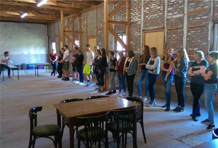 Landeskirche fördert Friedensarbeit in Sandbostel Vor den Kontaktbeschränkungen: Friedenspädagoge Michael Freitag-Parey (links) mit Teilnehmenden des „Peace-Train“-Projekts in Sandbostel.