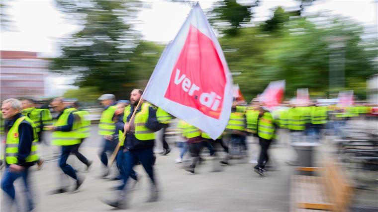 Streik der Geldtransporter - 200 bei Kundgebung in Hannover Vor der Abschlusskundgebung zogen die Beschäftigten als Demonstrationszug durch die Stadt.