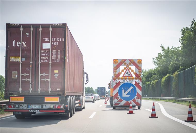 Tagesbaustelle beeinträchtigt Verkehr auf der A 27 Vor der Ausfahrt Bremerhaven-Wulsdorf ist in Richtung Bremen auf der A27 eine Fahrbahn gesperrt.