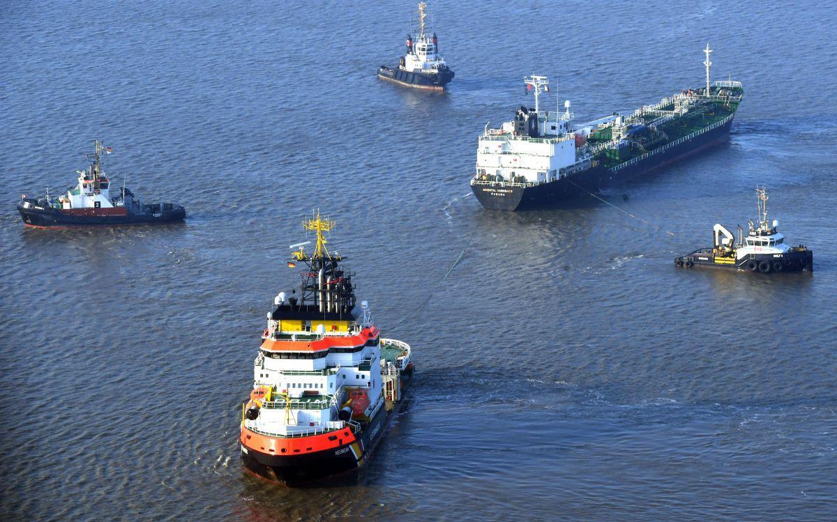 Tanker-Havarie vor Cuxhaven: Wasserschutzpolizei ermittelt Vor der Bergung sicherten Schlepper und ein Mehrzweckschiff den Tanker in der Elbe bei Cuxhaven.
