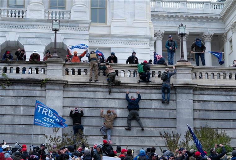 Unruhen in Washington: Demonstranten stürmen Kapitol Unterstützer des US-Präsidenten Trump versuchen eine Absperrung vor dem Kapitol zu durchbrechen.