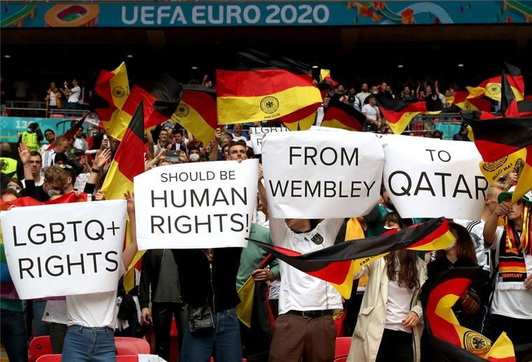 Fanszene mit weiterem Aktionstag gegen Katar: "Nicht unsere WM" Deutsche Fans halten Plakate mit der Aufschrift "LGBTQ+ RIGHTS" , "SHOULD BE HUMAN RIGHTS!" , "FROM WEMBLEY" , "TO QATAR" hoch.