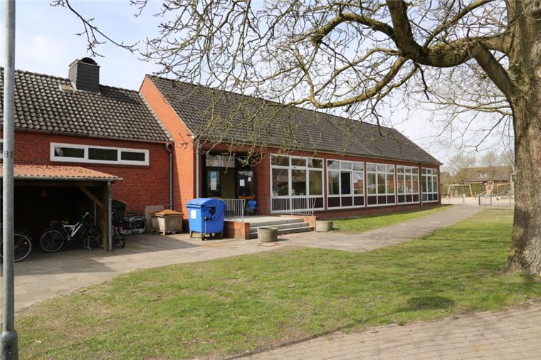 Nach Beinahe-Unfall: Schulleiterin in Bramstedt schlägt Alarm Vor der Bramstedter Grundschule kommt es an Schulstraße immer wieder zu brenzligen Verkehrssituationen. Die Schulleiterin fordert dringend, dass sich etwas ändert.