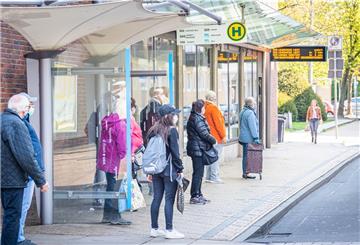 Vor der Bushaltestelle in der Keilstraße in Bremerhaven tragen alle Menschen eine Maske.