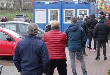 Vor der Corona-Teststation vor dem Hagener E-Center bilden sich zum Teil lange Schlangen. In der kommenden Woche sollen weitere Testangebote in der Gemeinde an den Start gehen.
