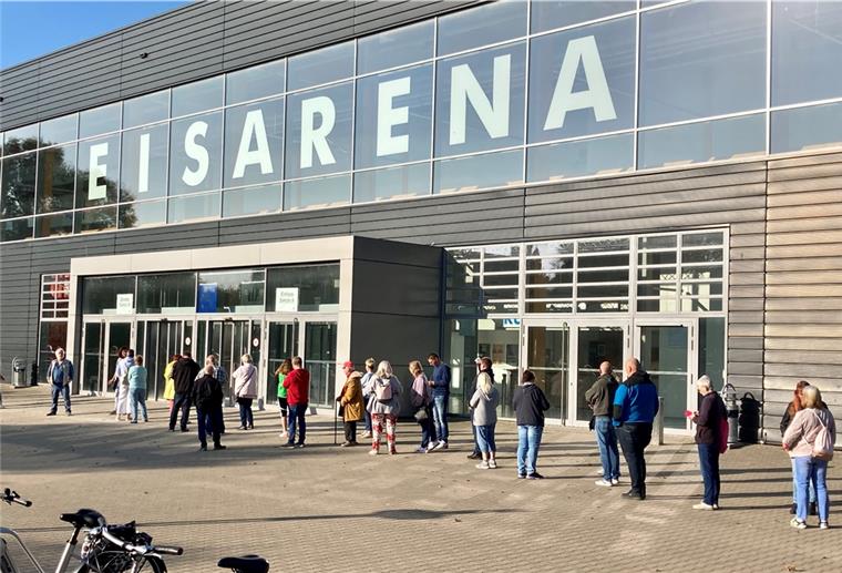 Vor der Eisarena bildete sich zum Start des Dauerkarten-Verkaufs eine lange Schlange