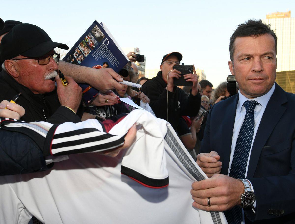 Vor der Gala zur Einweihung der Hall of Fame des deutschen Fußballs musste Lothar Matthäus Autogramme schreiben.