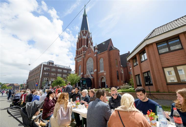 Solidaritätstafel bei Herz-Jesu-Gemeinde in Bremerhaven Vor der Herz-Jesu-Kirche wurde die Solidaritätstafel aufgebaut.