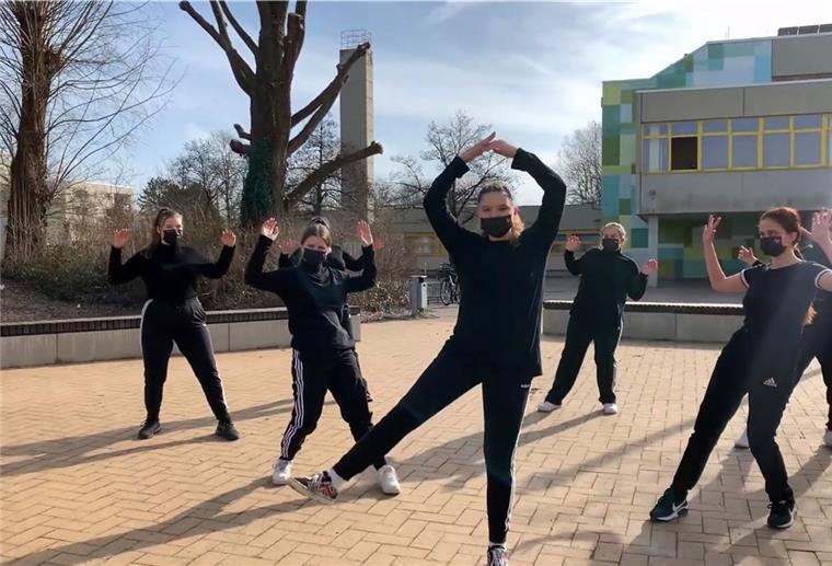 Tanz-Ratschläge aus 6000 Kilometern Entfernung Vor der Kulisse der Oberschule Carl von Ossietzky wurde ein Teil des Videos gedreht, das der Abschluss des Projekts der sieben Mädchen mit der New Yorker Battery Dance Company war. Foto Screenshot