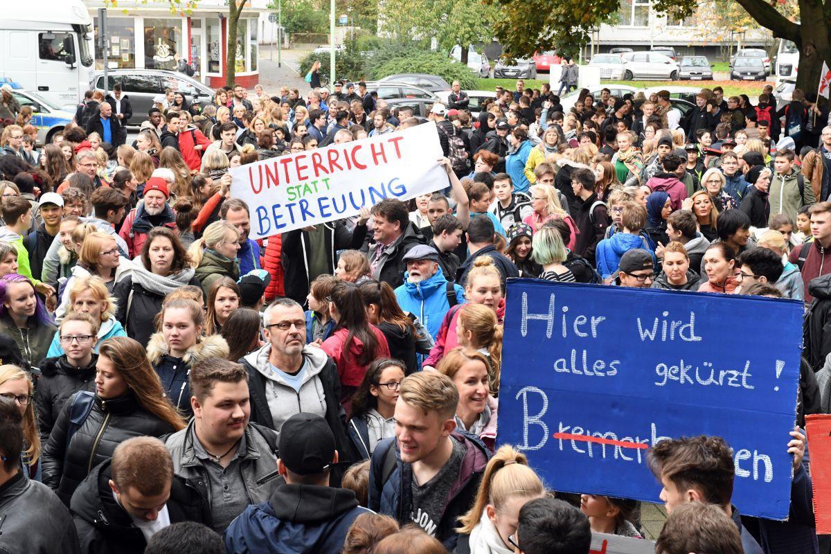 Vor der letzten Stadtverordnetenversammlung am Donnerstag demonstrierten Schüler, Lehrer und Eltern gegen den Bildungsnotstand. Jetzt soll es mehr Geld für die Schulen geben.