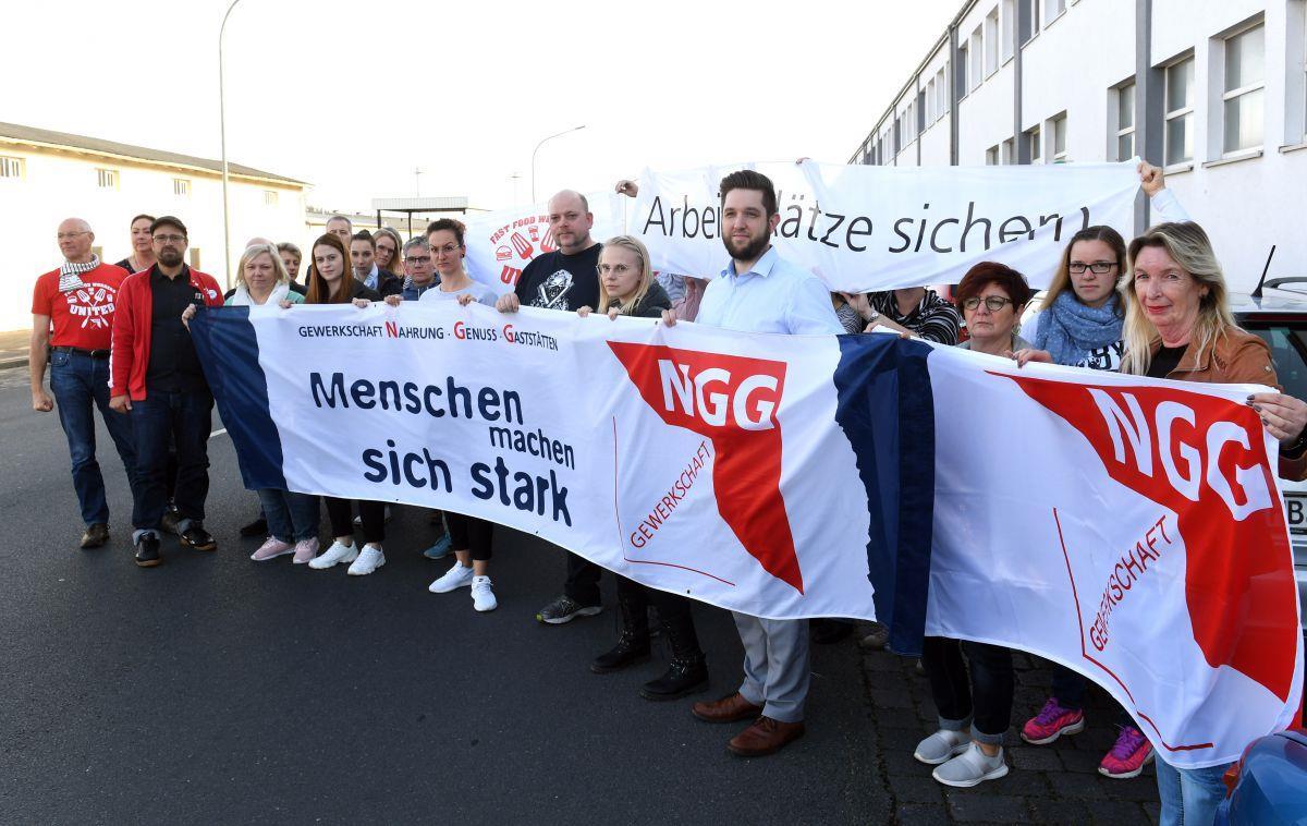 Bremerhaven: "Nordsee"-Belegschaft wehrt sich gegen Schließung Vor der Mitgliederversammlung bei der Gewerkschaft NGG probten die Teilnehmer schon mal den Aufstand.